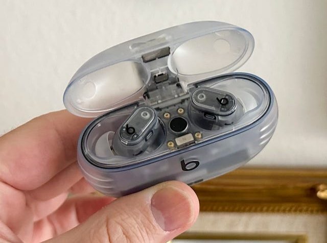 Wireless earbuds 